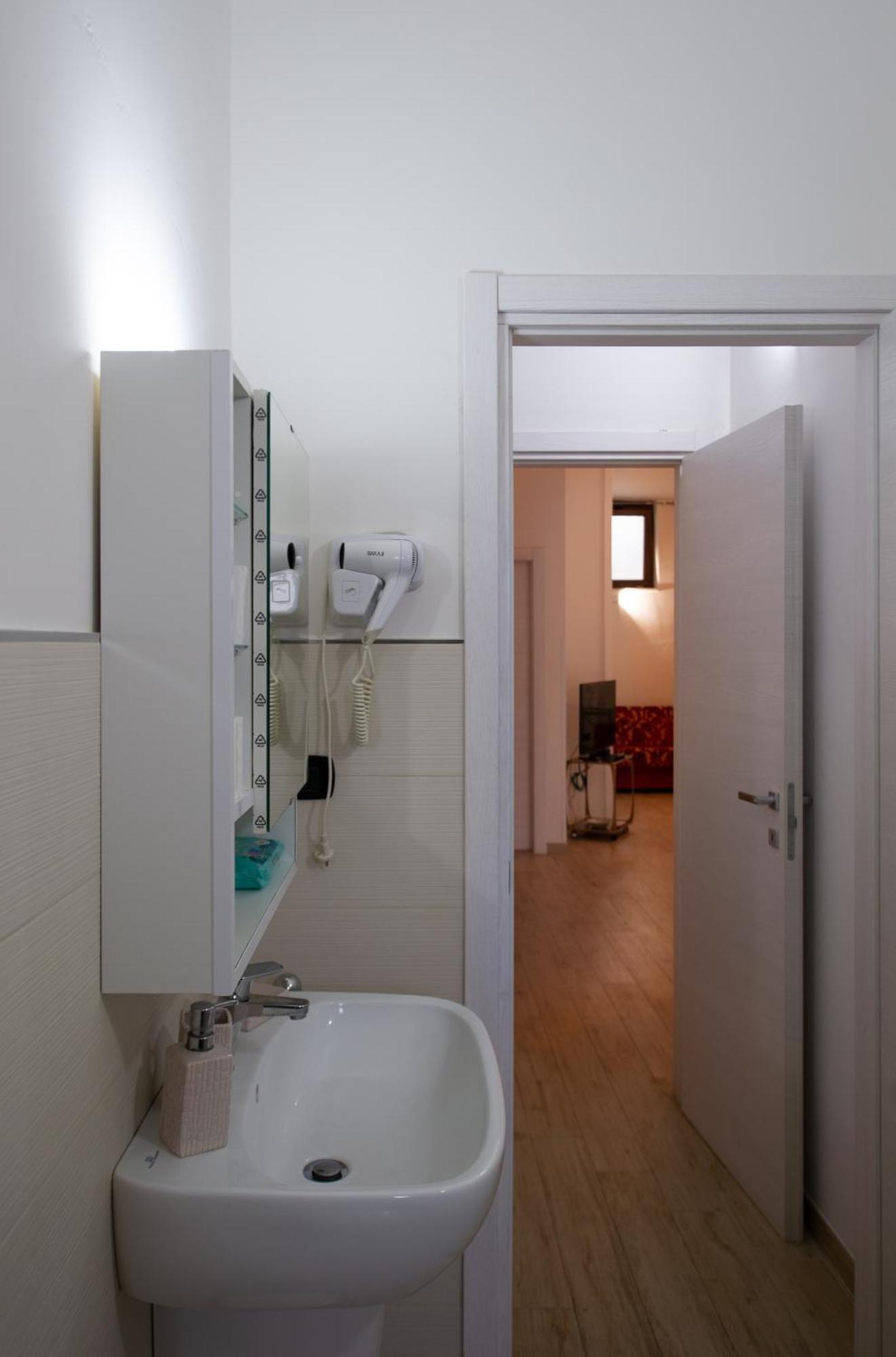 Intero Alloggio, Binario 18 Bríndisi Exterior foto